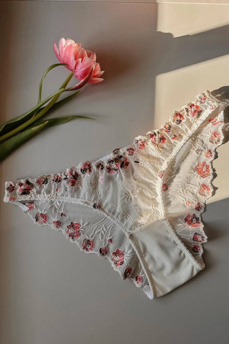 Slip Fleure mit Blütenstickerei in whisper white