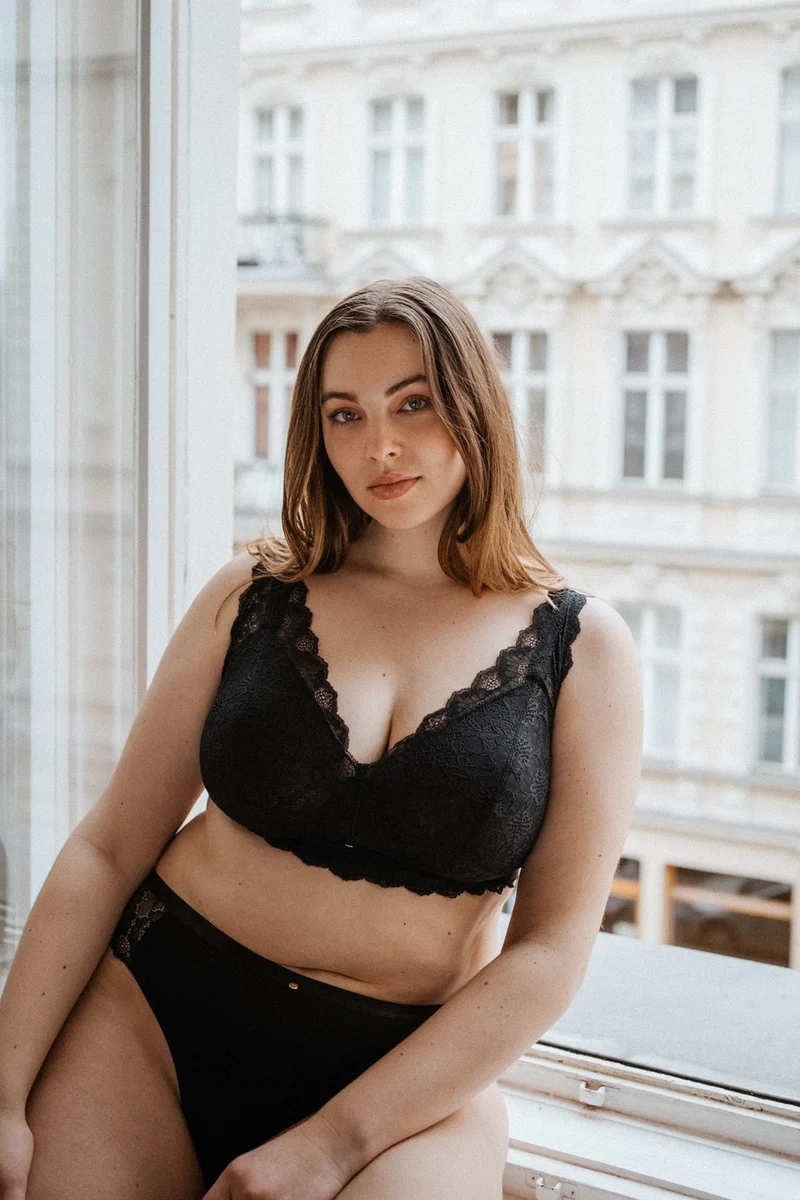 Spitzen-BH Alma in schwarz für große Cups