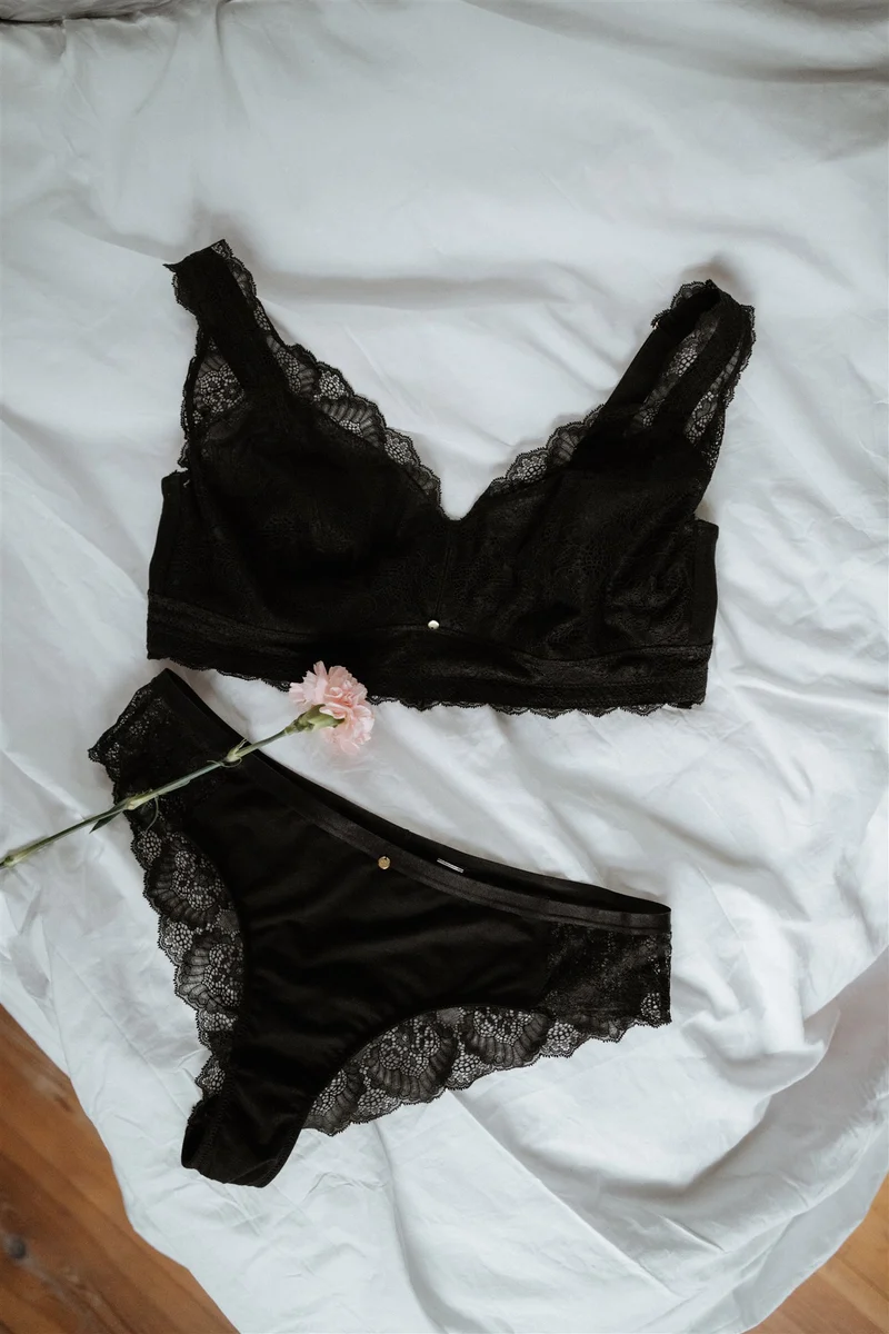 Spitzen-BH Alma in schwarz für große Cups