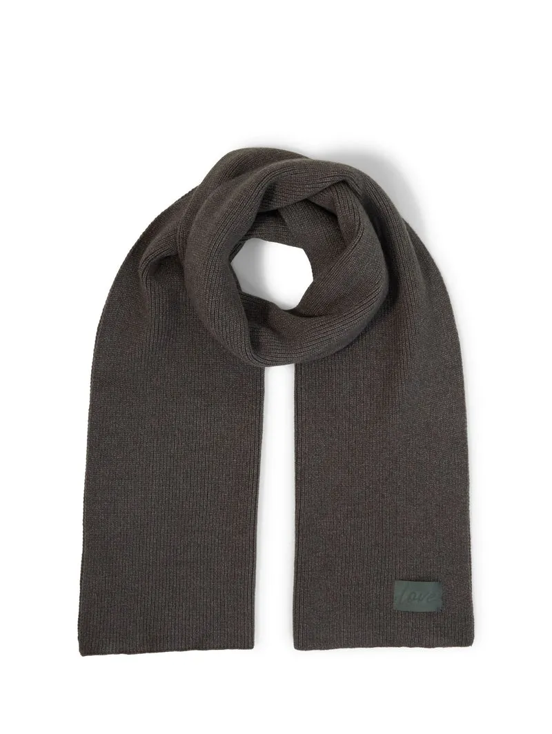 Strickschal mit Badge