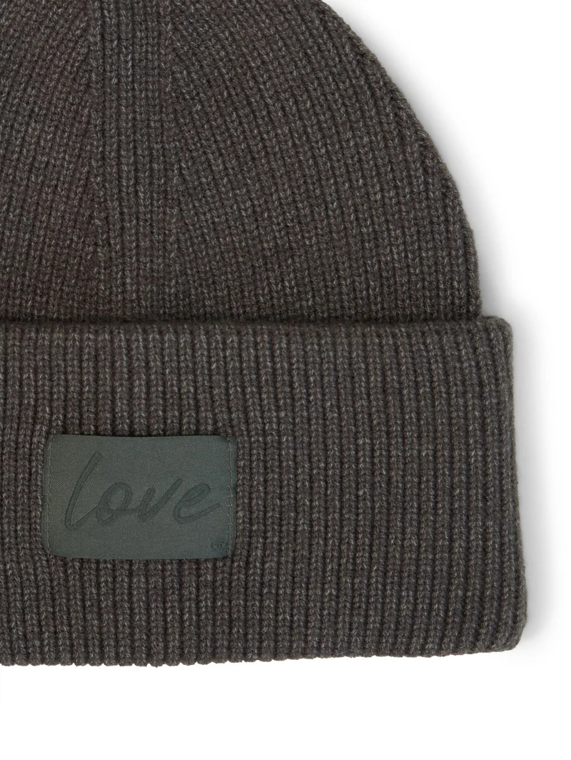 Beanie Mütze mit Badge