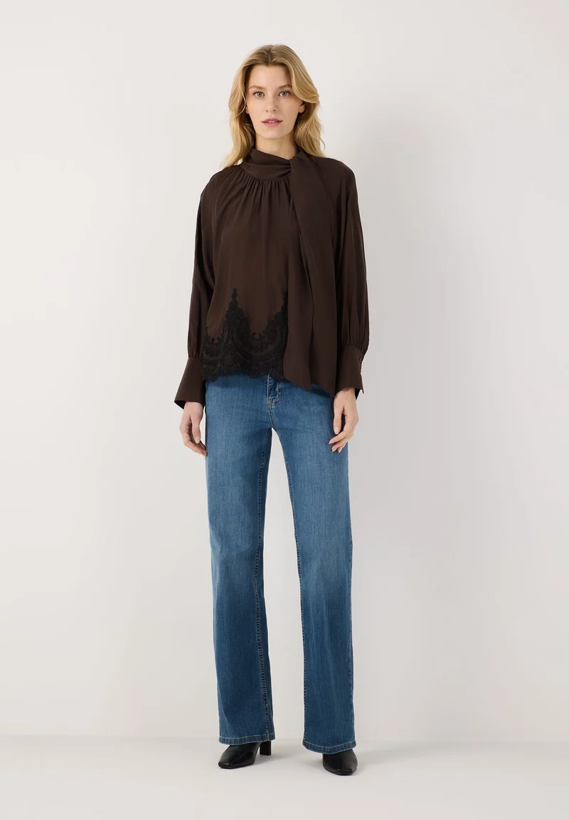 Bluse mit Schluppe und Spitzensaum
