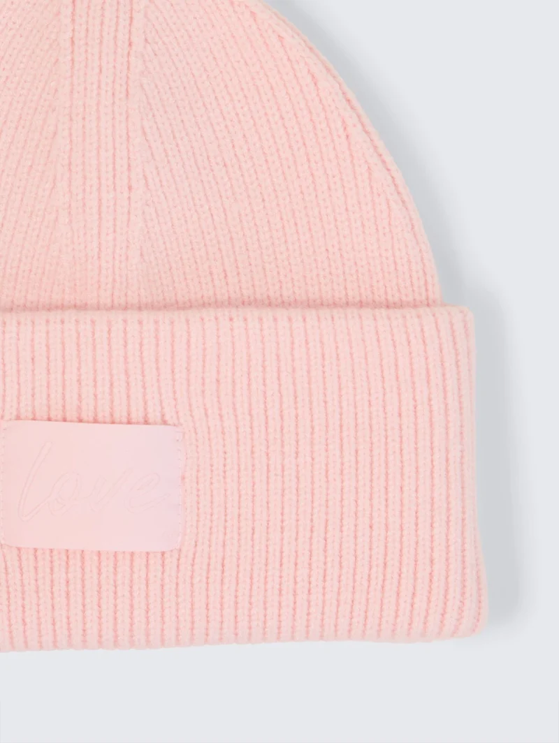 Beanie Mütze mit Badge