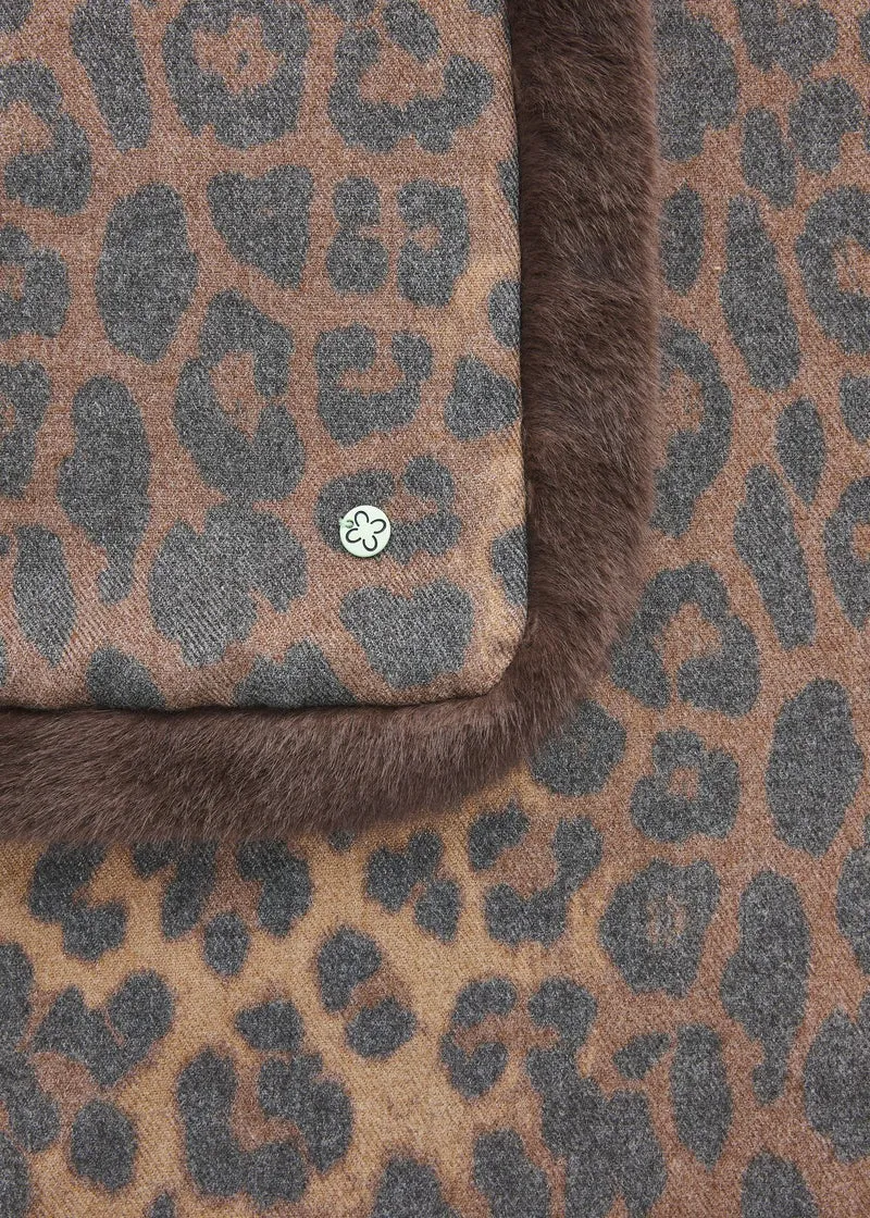 Kaschmirweiches Dreieckstuch mit Leo-Muster und Fake Fur-Rand