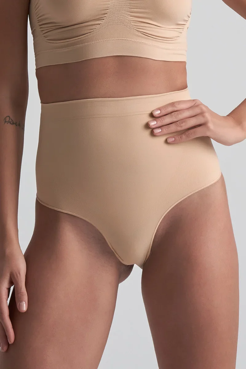 ByeBra – Nahtlose Shapewear (Starker Halt) Soft Touch String mit mittelhohem Bund, Beige