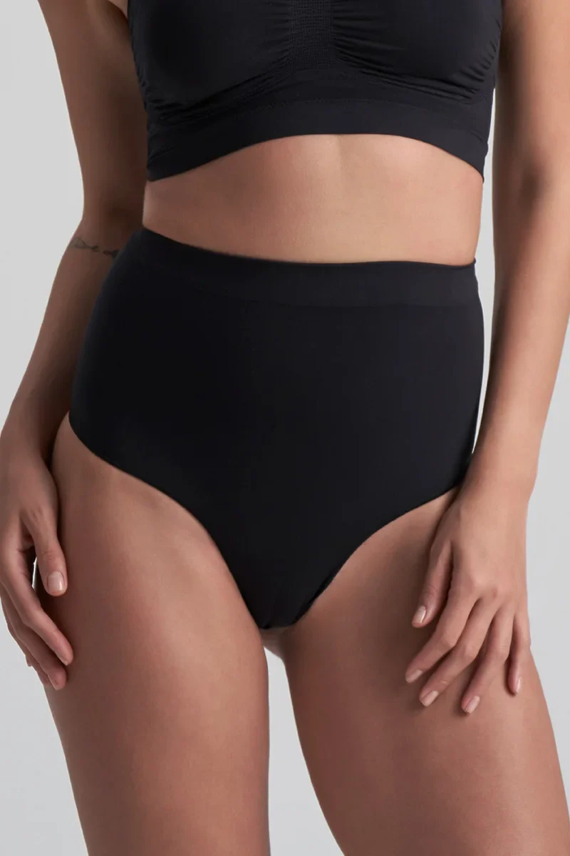 ByeBra – Nahtlose Shapewear (Starker Halt) Soft Touch String mit mittelhohem Bund, Schwarz