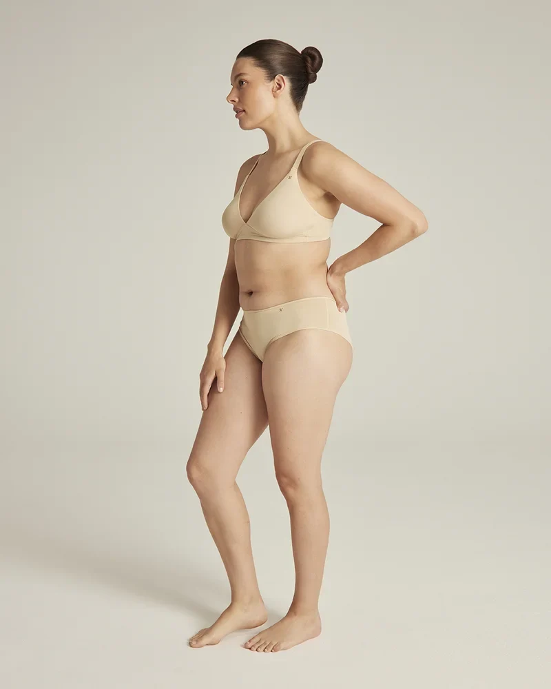Nudea - Stretch-Bikinihose mit mittelhohem Bund, hellbraun