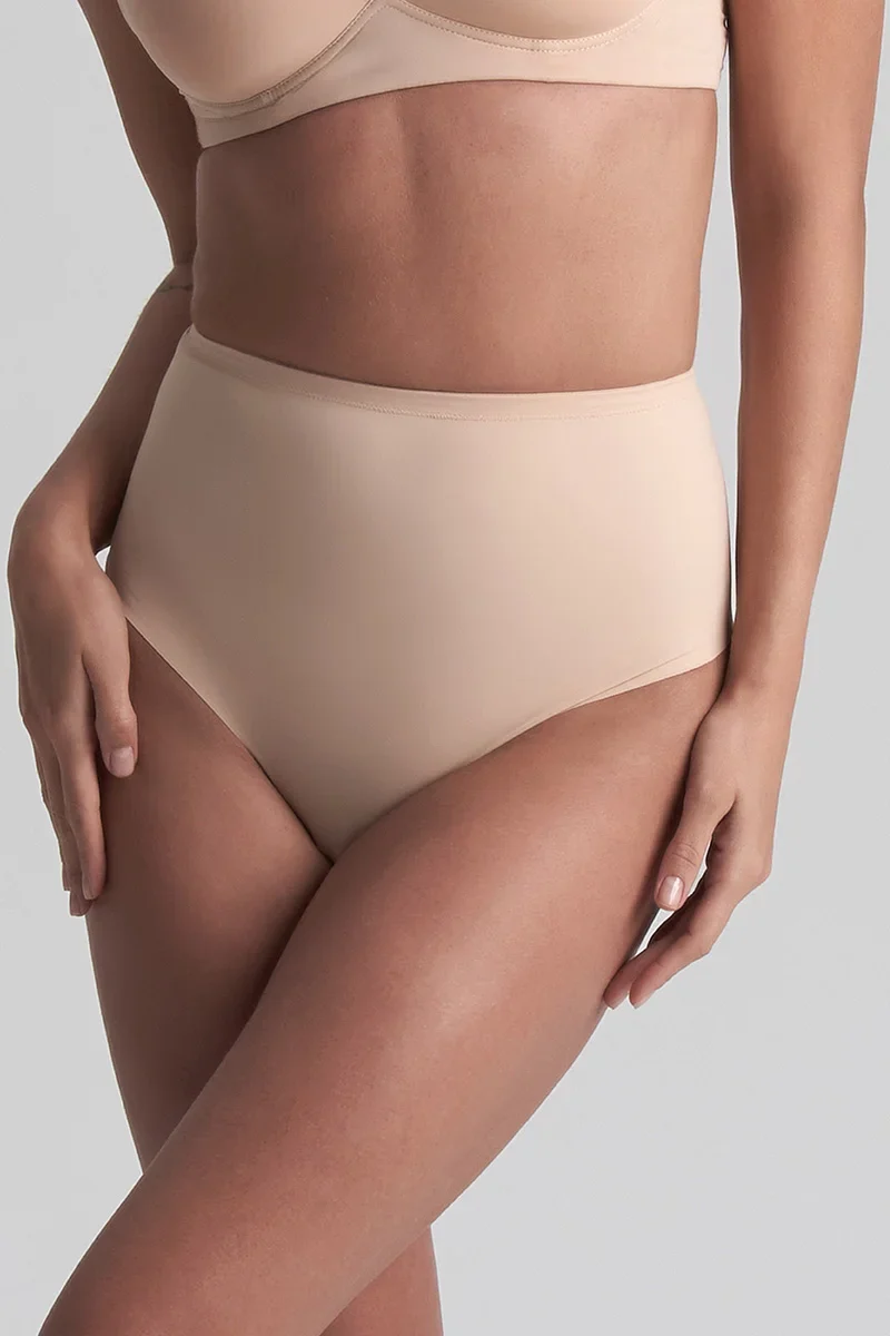 ByeBra – Formgebende Unterwäsche (Starker Halt) Formgebender String-Tanga mit mittelhoher Taille, Beige