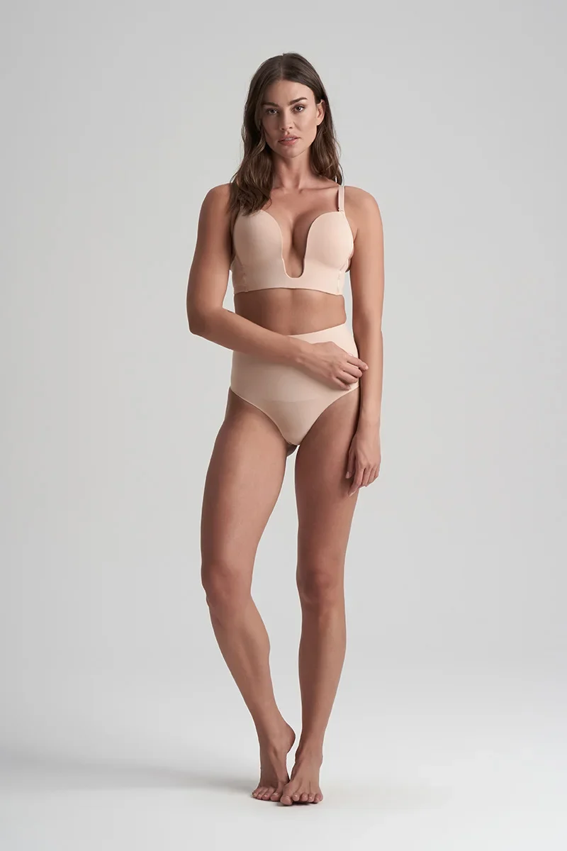 ByeBra – Formgebende Unterwäsche (Starker Halt) Formgebender String-Tanga mit mittelhoher Taille, Beige