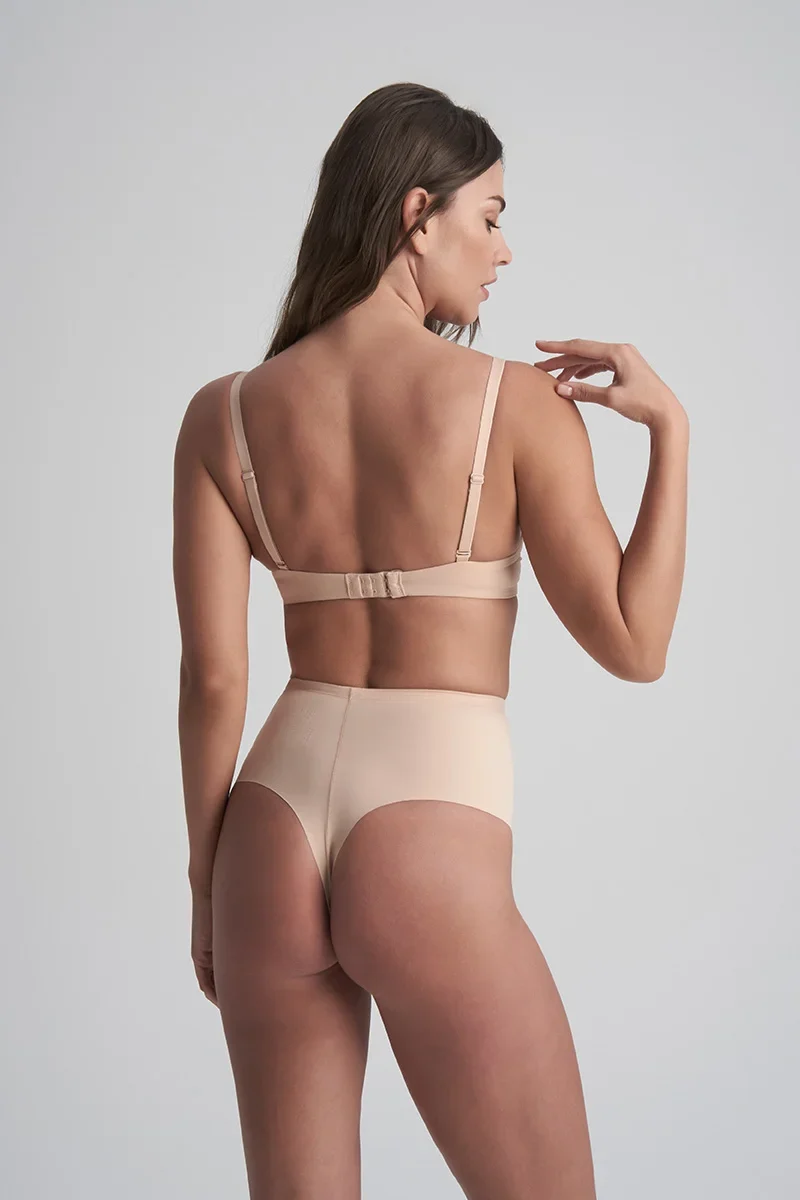 ByeBra – Formgebende Unterwäsche (Starker Halt) Formgebender String-Tanga mit mittelhoher Taille, Beige