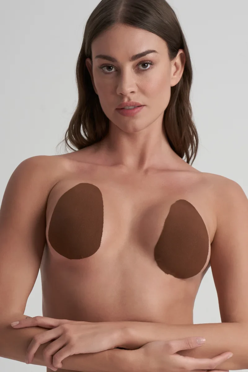 ByeBra – Bruststraffungs-Pads mit Klebestreifen + Brustwarzenabdeckungen aus Satin, Braun