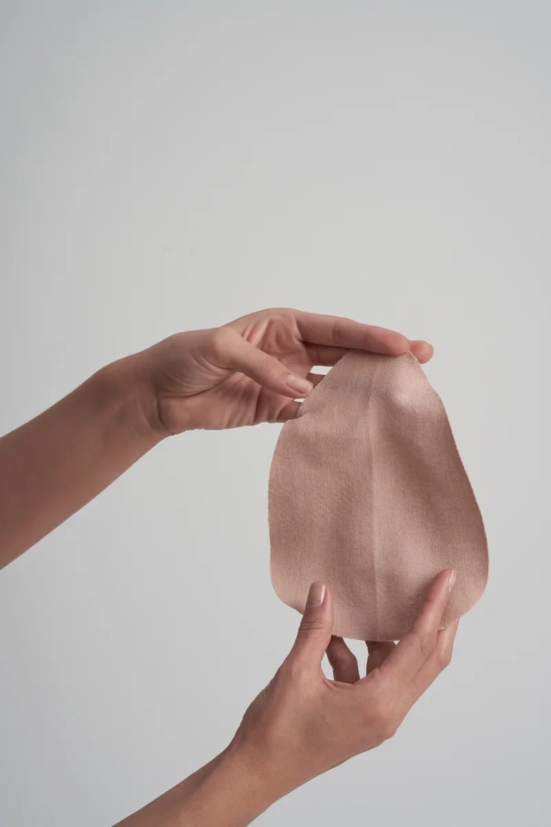 ByeBra – Bruststraffungs-Pads mit Klebestreifen + Brustwarzenabdeckungen aus Satin, Beige