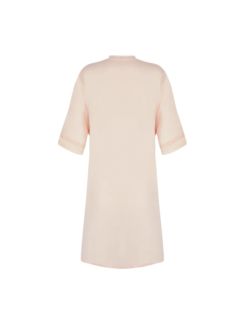 Antigel von Lise Charmel – Schlichtes, grafisches, mittellanges Negligé-Kleid in Magnolia